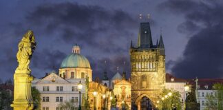 Czy wejście na Most Karola w Pradze jest płatne?
