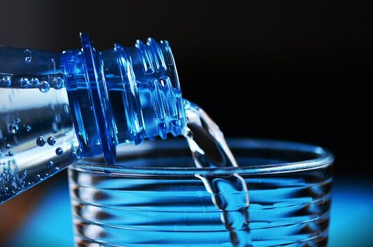 Ile kosztuje butelka wody we Włoszech?