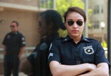 Czy policjant może wziąć dowód do ręki?