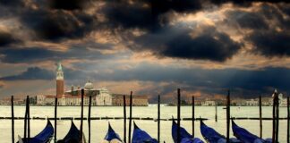 Ile osób wchodzi do gondoli w Wenecji?